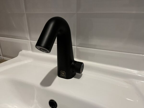 Kran czarny minimalistyczny do łazienki na czujnik ruchu