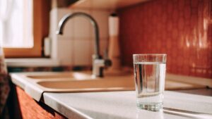 Chlor w wodzie pitnej - jak wpływa na smak, zdrowie i jak go usunąć?